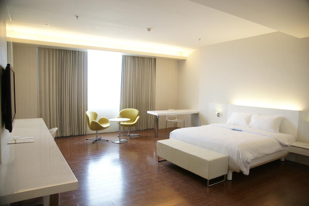 Mercure Surabaya Manyar Exterior photo