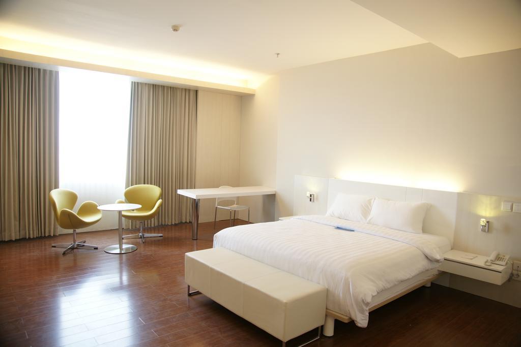 Mercure Surabaya Manyar Exterior photo